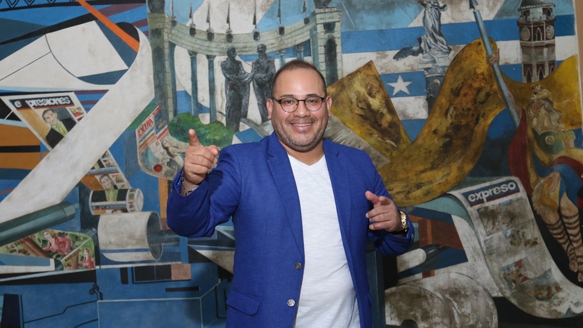 El salsero guayaquileño Adolfo Olivares, durante una visita a EXPRESO.