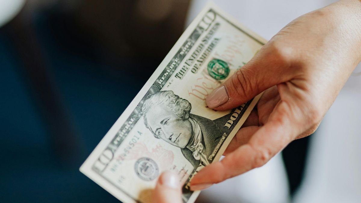 Remesas. La tercera ola migratoria ecuatoriana ha elevado a cifras récord el envío de remesas, que hoy representan el 5,3% del PIB nacional