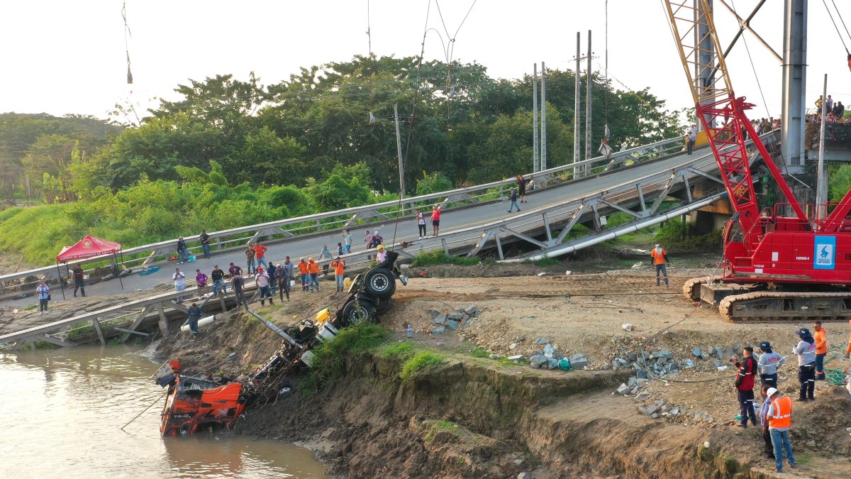 El retiro del vehículo pesado se realizó este 27 de mayo. Las labores de extracción iniciaron ayer, 26 de mayo.