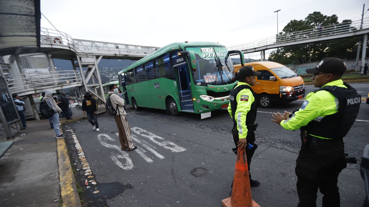 Autoridades realizan operativos diarios para verificar el cumplimiento de la medida de restricción vehicular.
