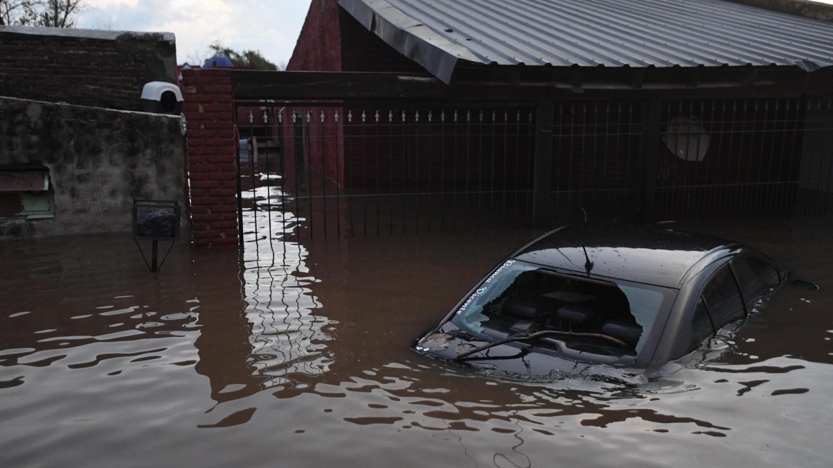 Un vehículo hundido en el agua en una calle inundada en Campana, Buenos Aires (Argentina).