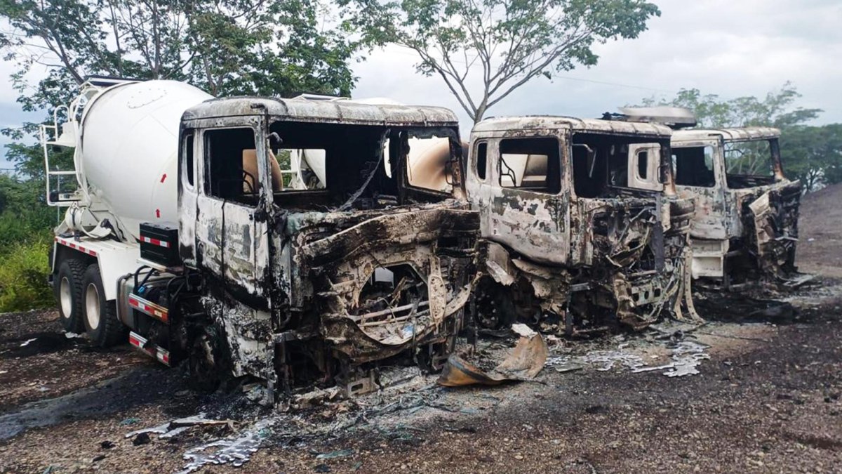 Concesión Autopista del Río Grande este lunes que muestra vehículos incinerados durante una presunta acción terrorista en Pelaya (Colombia).