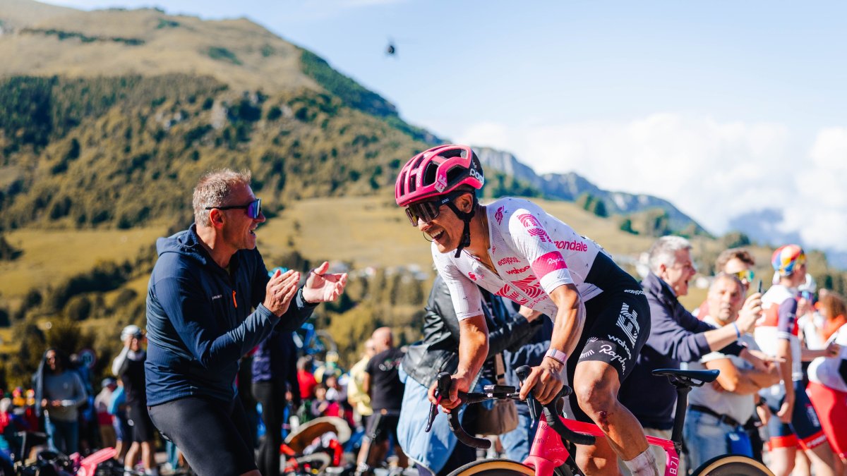 Richard Carapaz demostró su fortaleza en los ascensos de la etapa 16 del Giro.