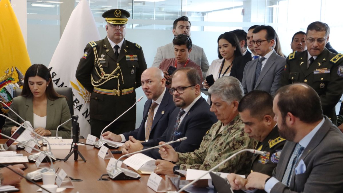 Gian Carlo Loffredo, ministro de Defensa y John Reimberg, ministro del Interior, han acudido a la Asamblea, durante el tratamiento de proyectos de ley.