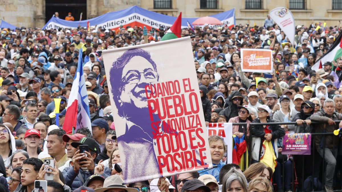 Personas mientras escuchan un discurso del presidente de Colombia, Gustavo Petro.