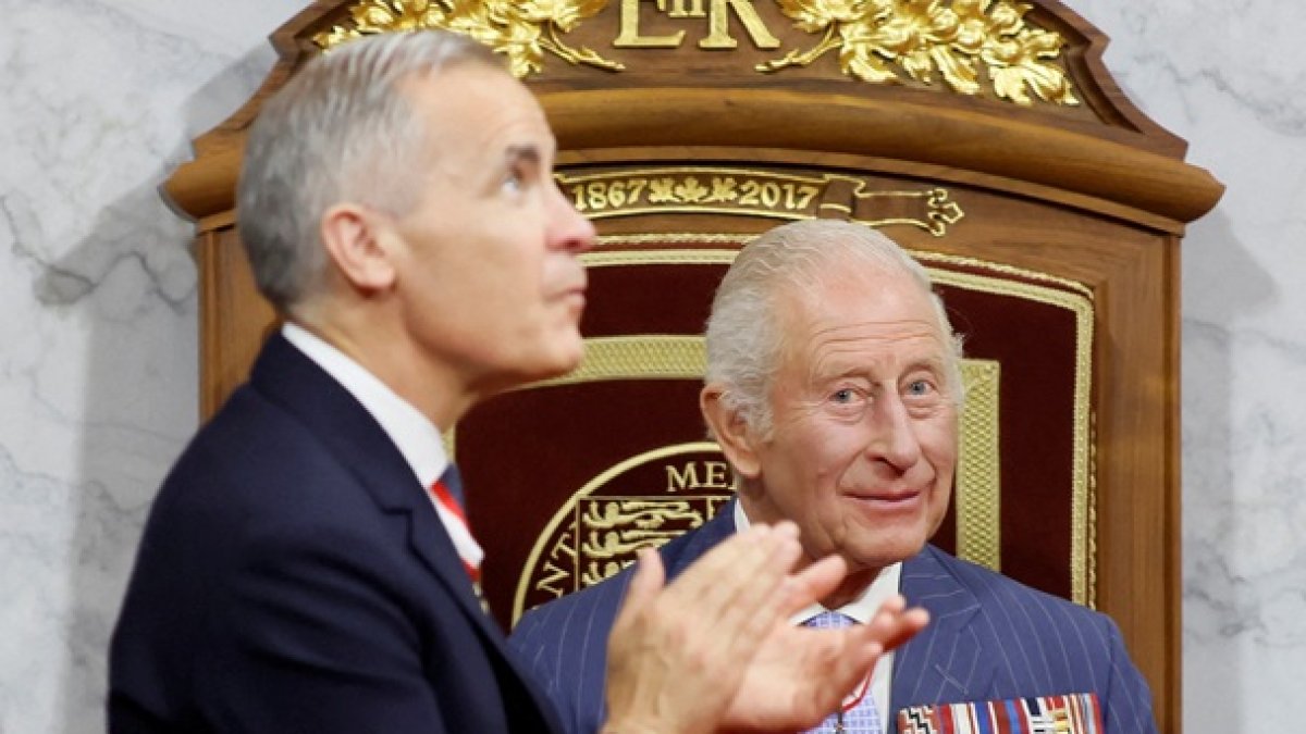 El primer ministro de Canadá, Mark Carney, aplaude después de que el rey Carlos III de Gran Bretaña pronunciara el Discurso del Trono. En Ottawa, Canadá,el 27 de mayo de 2025.