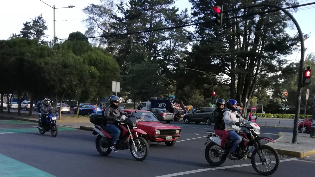 Más de 17 mil sanciones a motociclistas en Quito en lo que va de 2025 por incumplir la normativa.