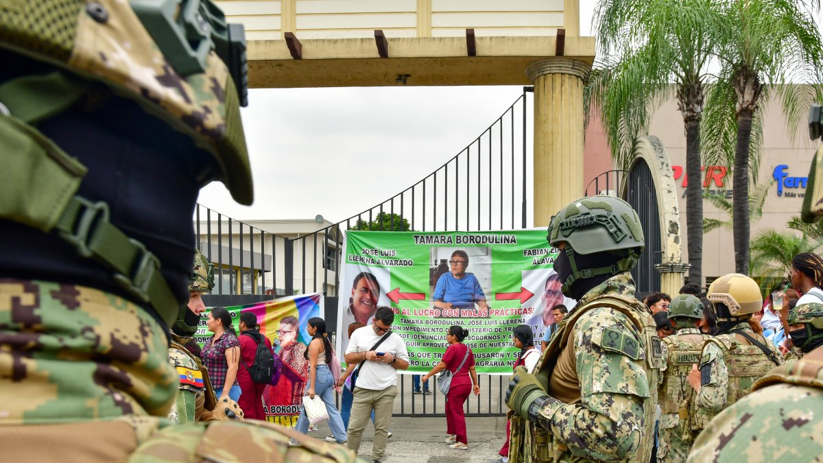 Militares acudieron a los exteriores de la Universidad Agraria, en el sur de Guayaquil, donde se registró la protesta con quema de llantas.