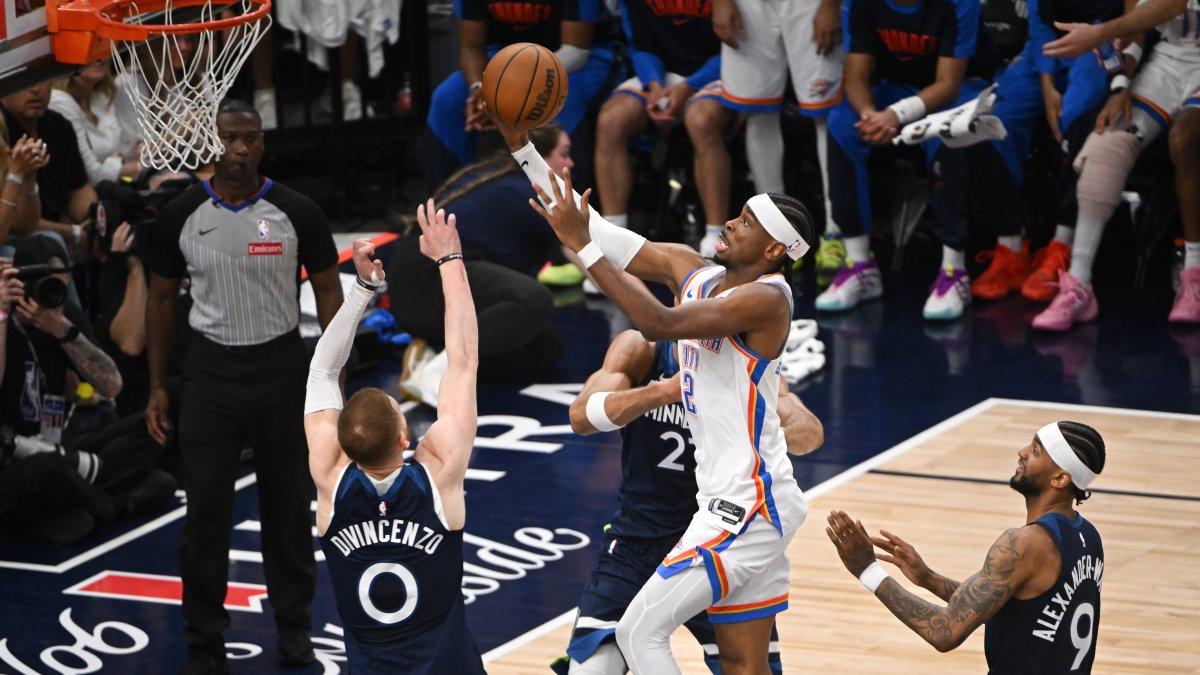 Shai Gilgeous-Alexander (C) anotó 40 puntos para OKC, todo un récord propio en playoffs.