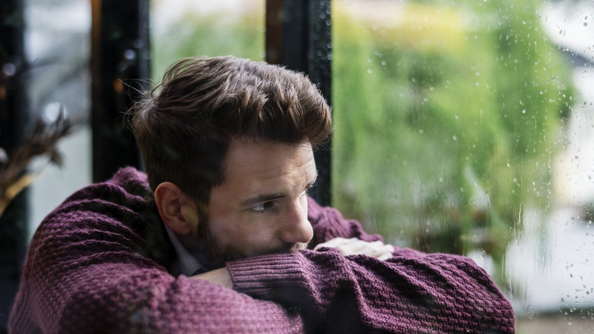 ¿Evitas reflexionar sobre decisiones o emociones? Descubre qué es el underthinking, cómo afecta tu vida y qué técnicas recomiendan los psicólogos