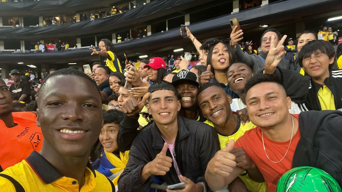 Villagrán (c) suele acompañar a Caicedo cuando la selección de Ecuador juega de local.