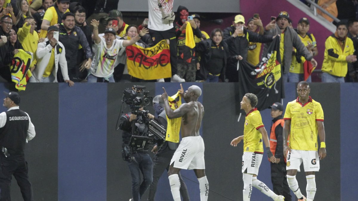 Felipe Caicedo mostró su camiseta a la hinchada torera en Chillo Jijón.