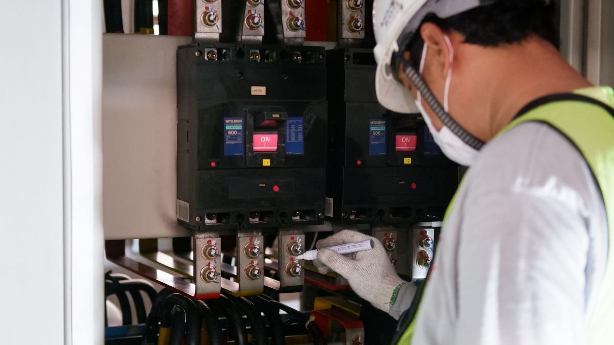 Referencial. CNEL informó que técnicos acuden a sectores perjudicados para restablecer el servicio