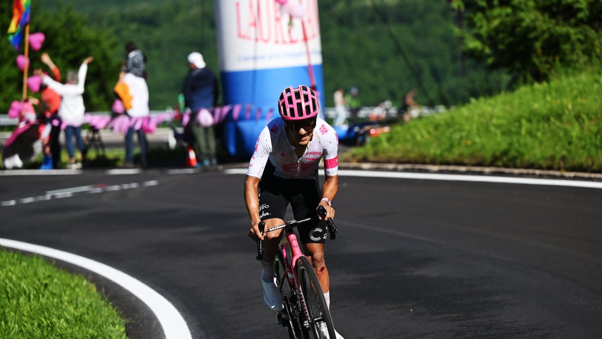 Richard Carapaz demostró en la etapa 17 que va con fuerza por la corona del Giro de Italia.