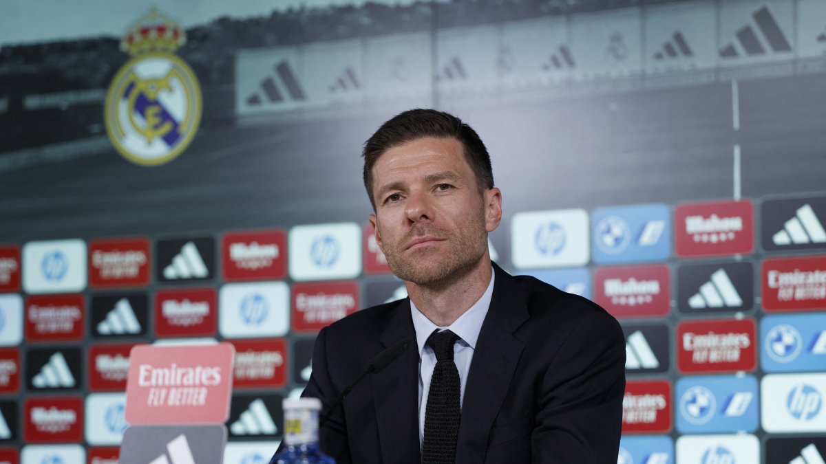 Xabi Alonso, entrenador del Real Madrid, da una rueda de prensa durante su presentación oficial en la Ciudad Deportiva del Real Madrid en Valdebebas.