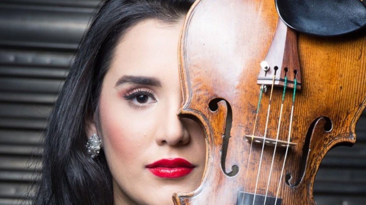 A los 13 años, Aisha Seyd ingresó a la escuela de niños prodigio Yehudi Menuhin School. Luego estudió en el Royal College of Music. Ambos en Londres, Inglaterra.