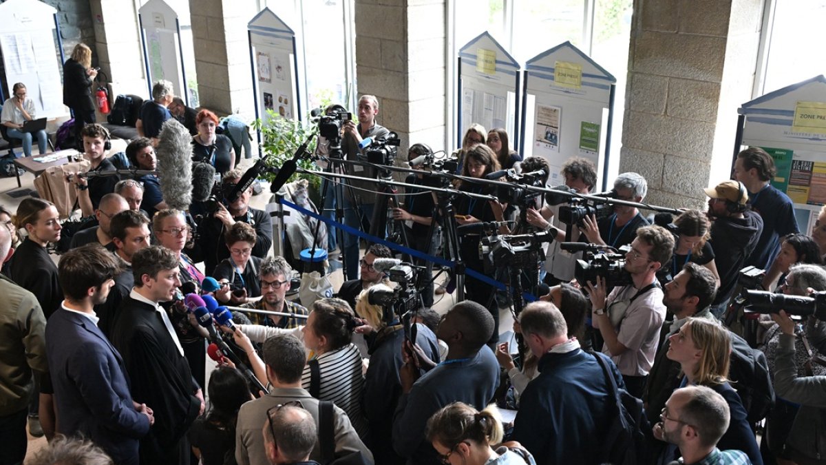 Los abogados del cirujano jubilado Joel Le Scouarnec Maxime Tessier (2.º por la izquierda) responden a las preguntas de los periodistas, el 28 de mayo de 2025.