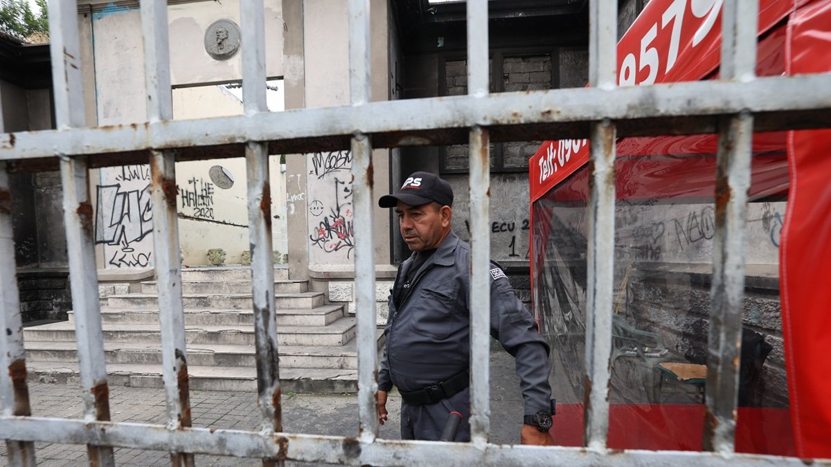 Un guardia de seguridad custodia el anfiteatro Julián Coronel, en el centro de Guayaquil.