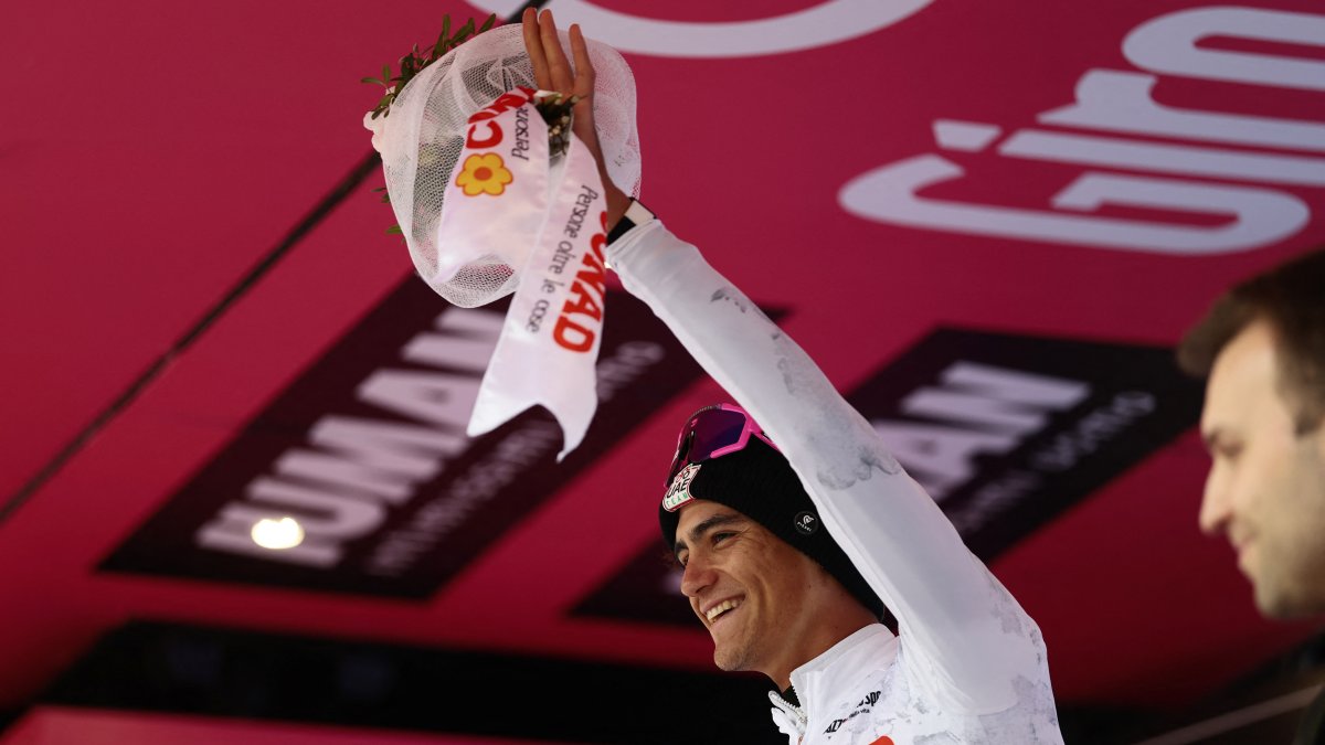 El ciclista mexicano Isaac Del Toro con el maillot blanco (Maglia Bianca) celebra en el podio tras ganar la 17ª etapa del Giro de Italia.