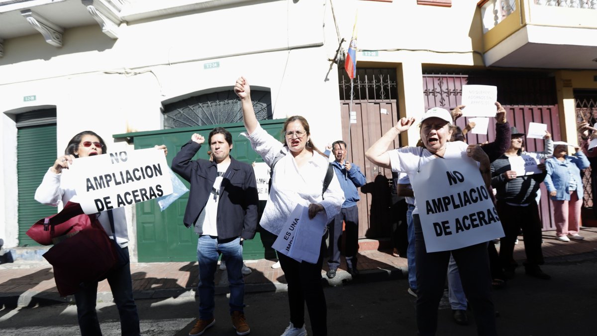 Vecinos del barrio 5 de Junio y La Victoria realizaron un plantón este 28 de mayo de 2025.