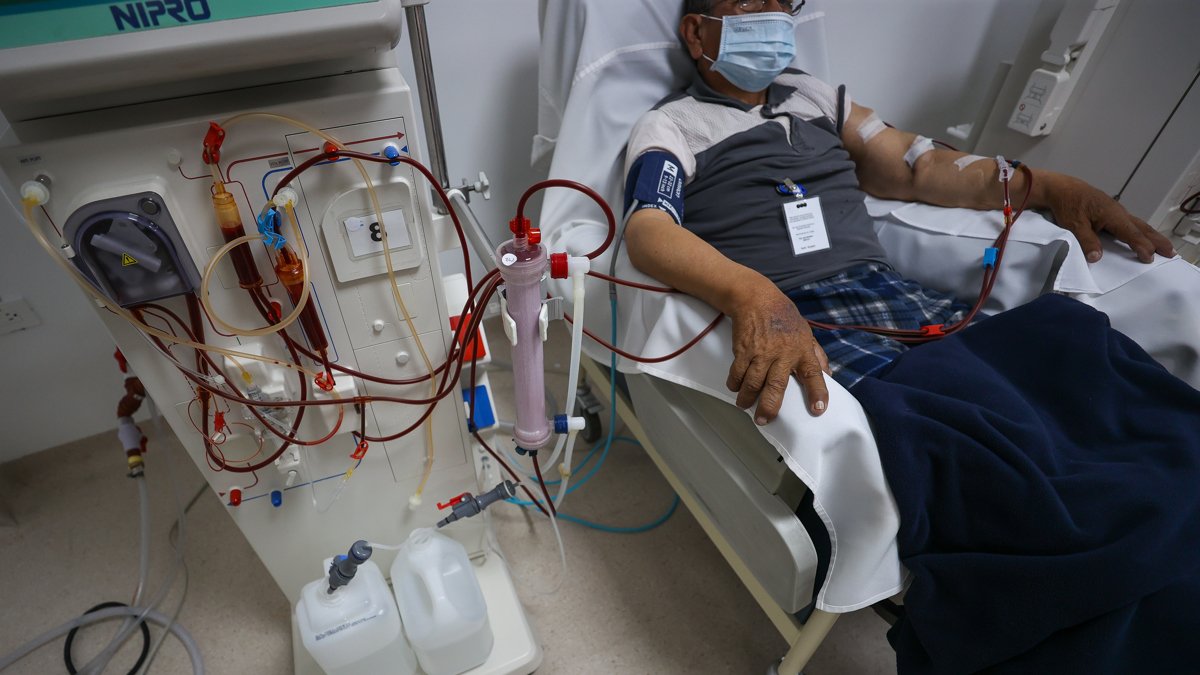 Fotografía del 16 de mayo de 2025 de un paciente en una clínica de diálisis en Quito (Ecuador).