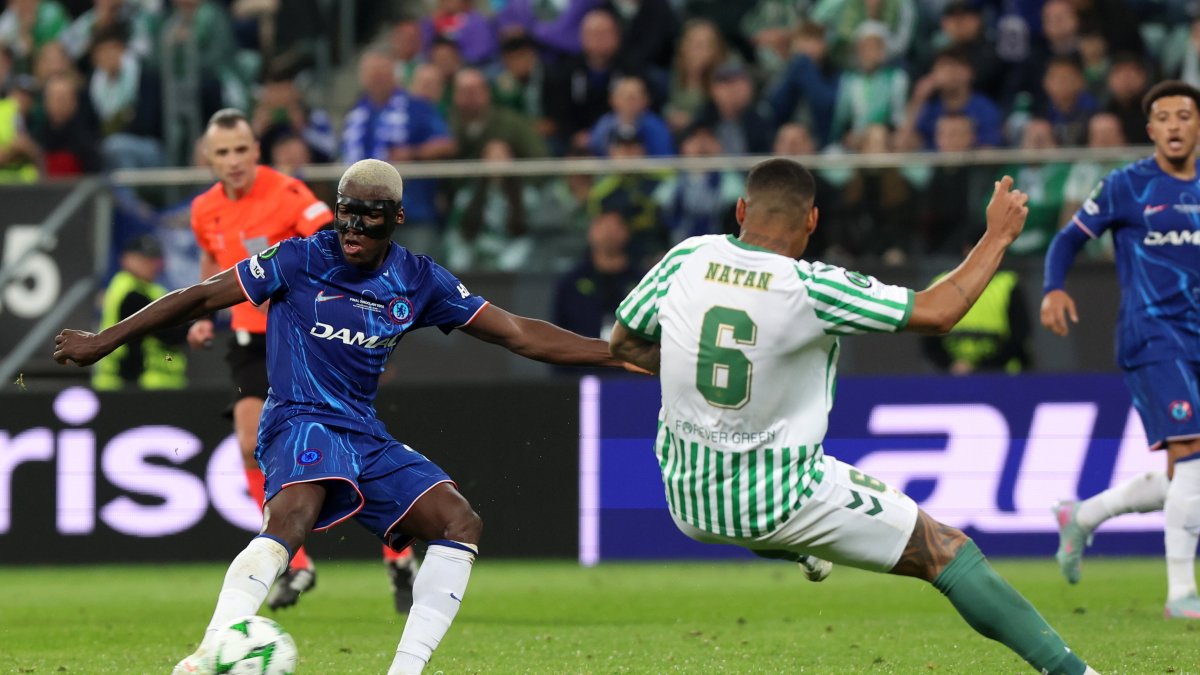 Moisés Caicedo en el momento del remate que terminó en el cuarto gol del Chelsea.