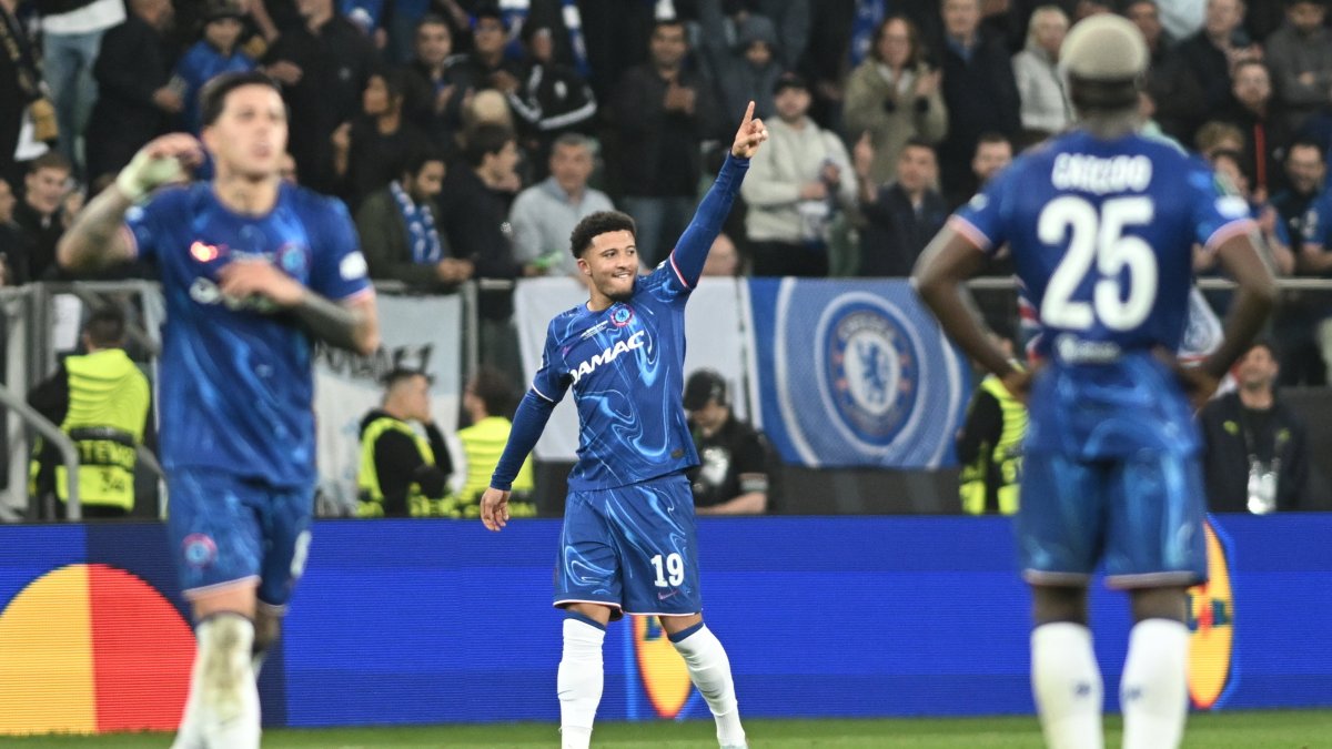 Jadon Sancho (C) anotó uno de los tres tantos con los que el Chelsea venció a Betis. 