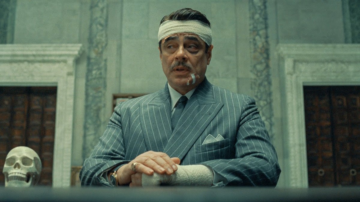 Benicio del Toro interpreta al excéntrico magnate Zsa-Zsa Korda, envuelto en intrigas y estética surrealista en la nueva obra del director Wes Anderson.