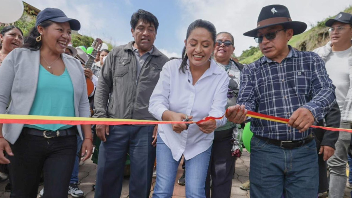La prefecta Paola Pabón estuvo en la comunidad de Cangahuapungo. Inauguró una vía, que dijo potenciará las actividades agrícolas, el turismo y el comercio.
