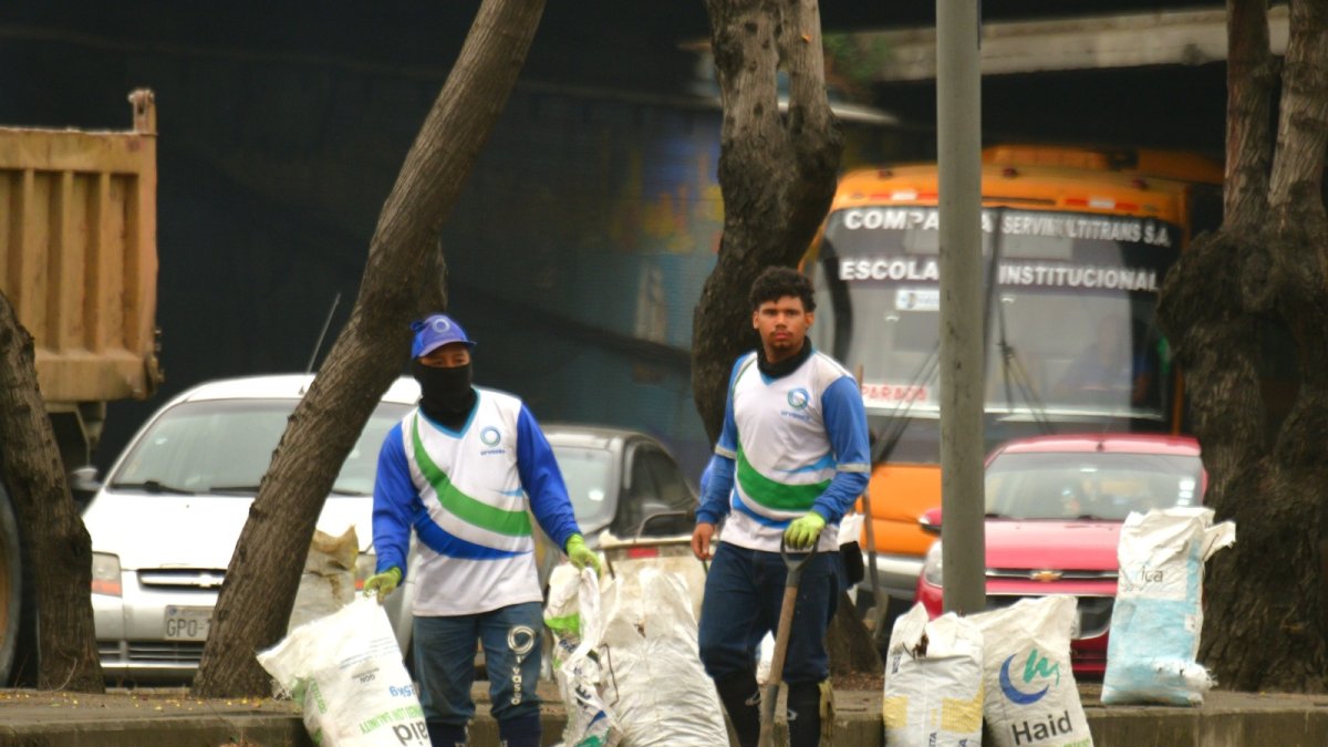Consorcio Urvaseo se encarga de la limpieza de aceras y bordillos.