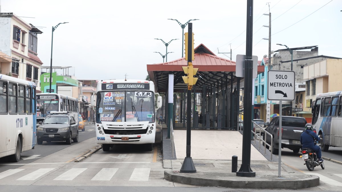 Multa por estacionarse en la Troncal 4 de la Metrovía es de $46, según ATM.