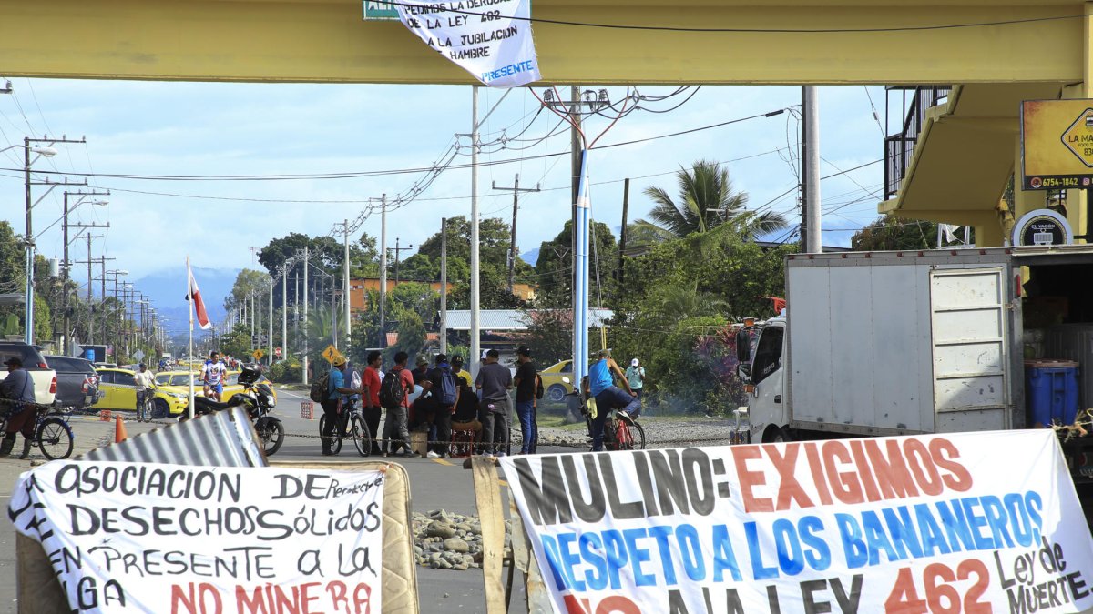 Trabajadores bananeros bloqueando una carretera en Changuinola, provincia caribeña de Bocas del Toro (Panamá).