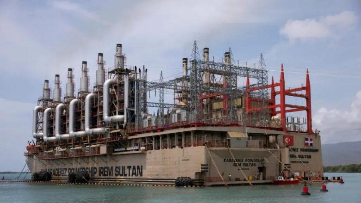 Las barcazas de generación de energía, alquiladas por el Gobierno, requieren de combustibles para operar.