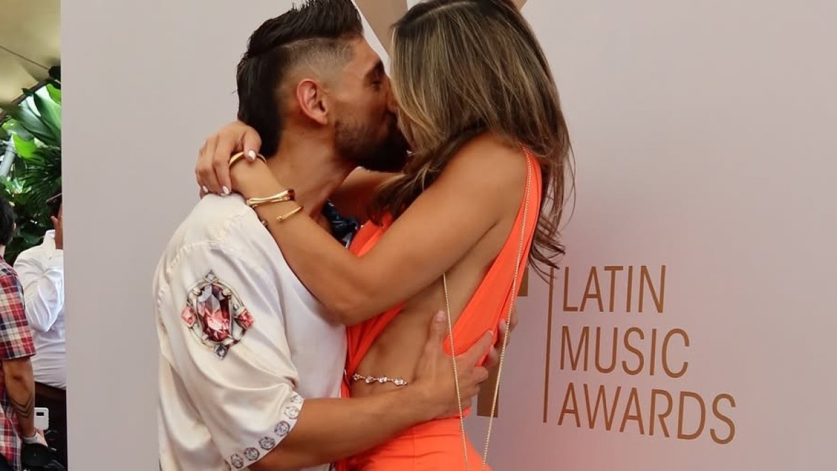 Alejandra Jaramillo y Beta Mejía muy cariñosos en los premios Heat en Colombia.