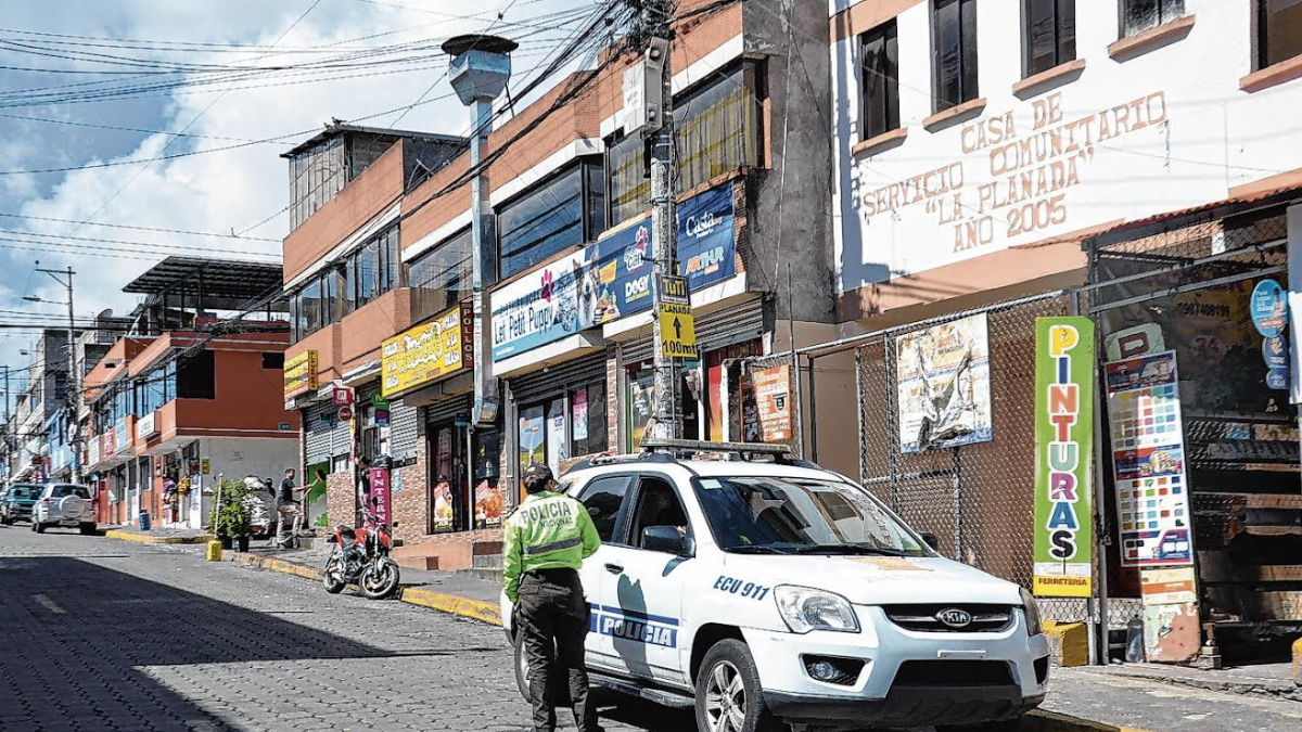 En La Planada, noroccidente de Quito, al activar la alarma, los vecinos comprobaron que otra vez no funciona, como pasó de enero a abril.2025.