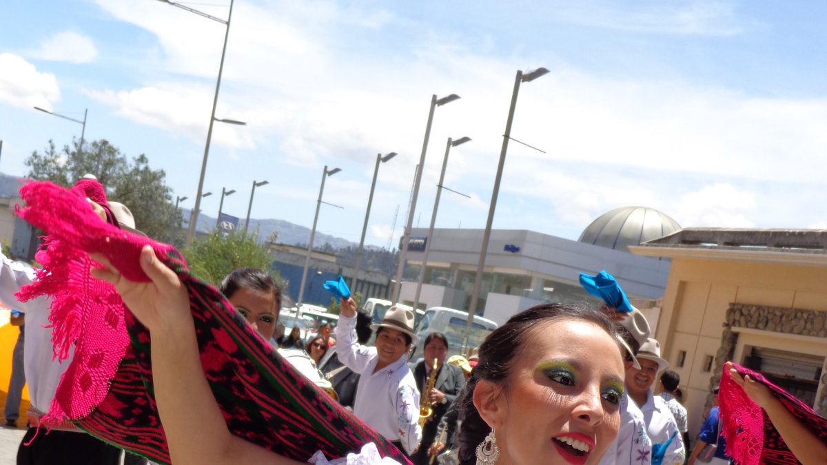 Parada. Uno de los desfiles realizados en la ciudad de Cuenca, Ecuador, que atrae la llegada de turistas.