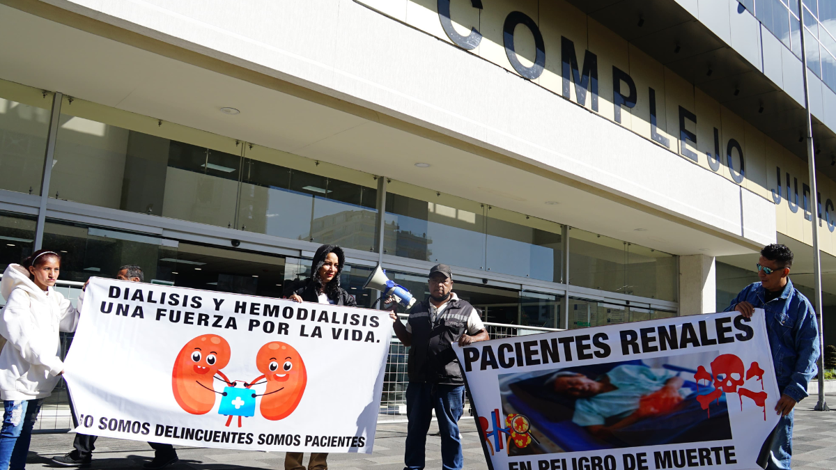 Plantón de pacientes renales en las afueras del Complejo Judicial Norte.
