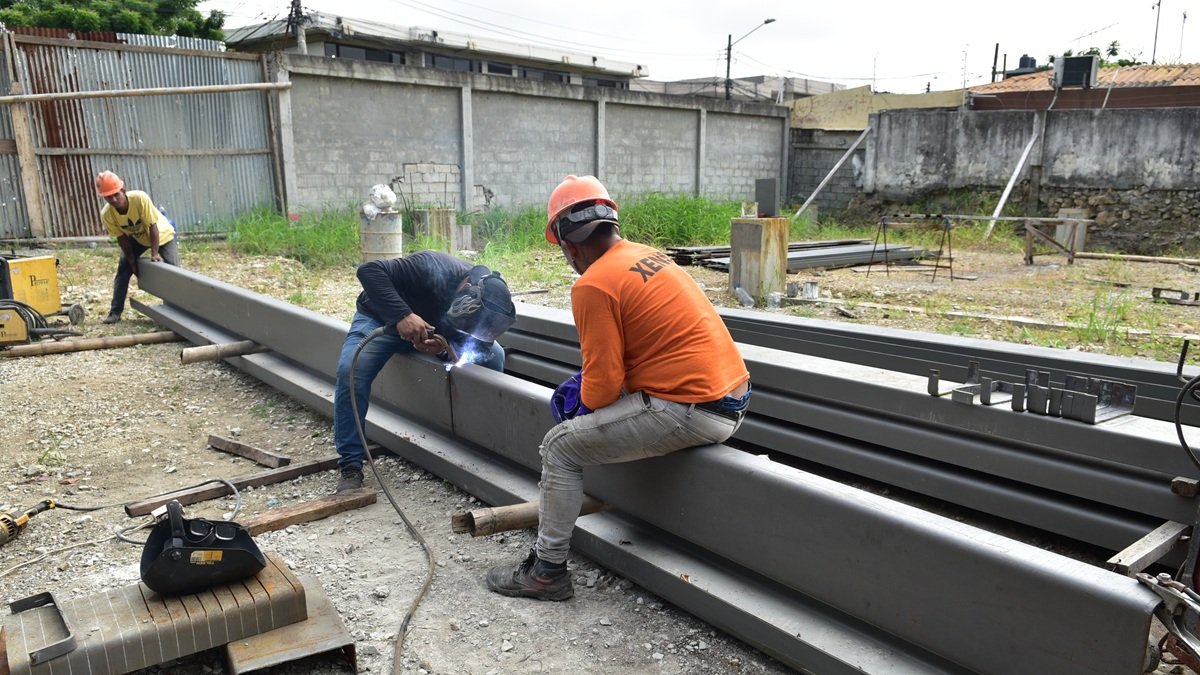 Obreros durante la construcción de las canchas de pádel en Urdesa, en el norte de Guayaquil.
