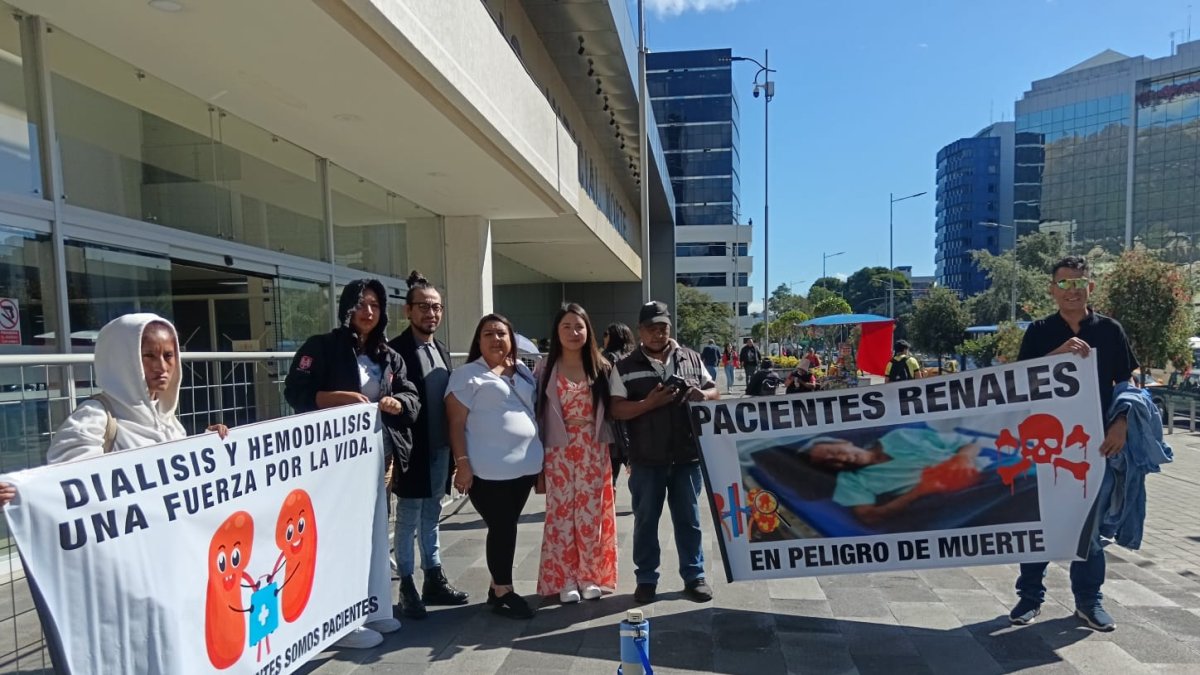 Pacientes renales exigen al Estado saldar millonaria deuda con clínicas de diálisis.