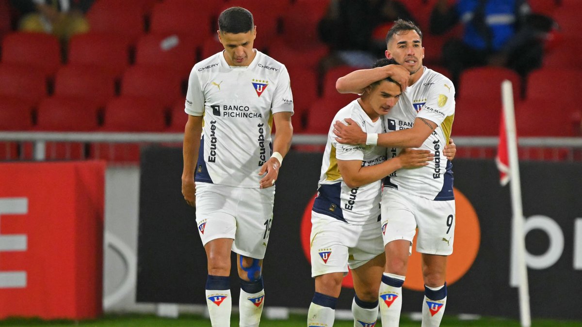 Jugadores de Liga de Quito durante el partido de fútbol de la fase de grupos de la Copa Libertadores contra Central Córdoba en el estadio Rodrigo Paz Delgado en Quito, Ecuador.