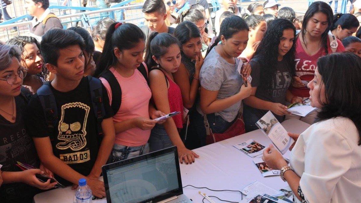 Foto referencial. A los estudiantes les preocupa no alcanzar a inscribirse para postular a la Universidad de Guayaquil.