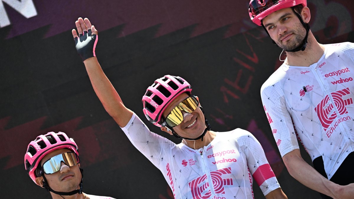 Richard Carapaz (c) en el líder del equipo EF Education-EasyPost