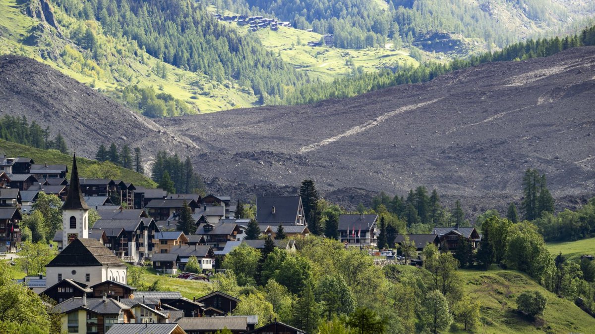 Pueblo de Kippel en primer plano, tras una avalancha masiva provocada por el derrumbe del glaciar Birch que casi destruyó el pueblo de Blatten, Suiza, el 29 de mayo de 2025.