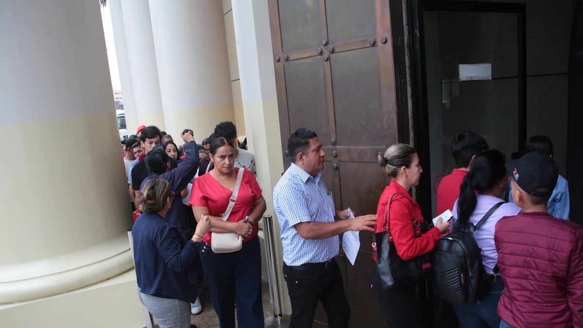Ciudadanos hacen fila en los exteriores del Gobierno Zonal de Guayaquil para retirar gestionar sus pasaportes.