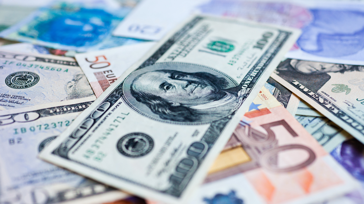 Billetes que representan las divisas sujetas al Impuesto a la Salida de Divisas (ISD) supervisado por el SRI en Ecuador.