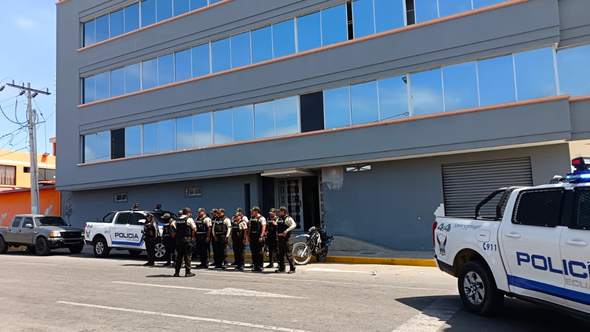 Agentes de la Policía Nacional realizaron un operativo que permitió la detención de cuatro personas en La Libertad por presunta receptación.