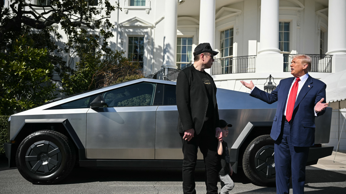 El presidente de Estados Unidos, Donald Trump, y el director ejecutivo de Tesla, Elon Musk, hablan con la prensa junto a un Tesla Cybertruck en el pórtico sur de la Casa Blanca.