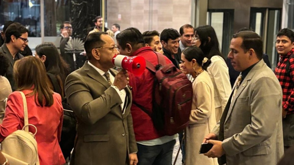 El asambleísta del correísmo Ronal González llegó al hall del Legislativo con un megáfono.