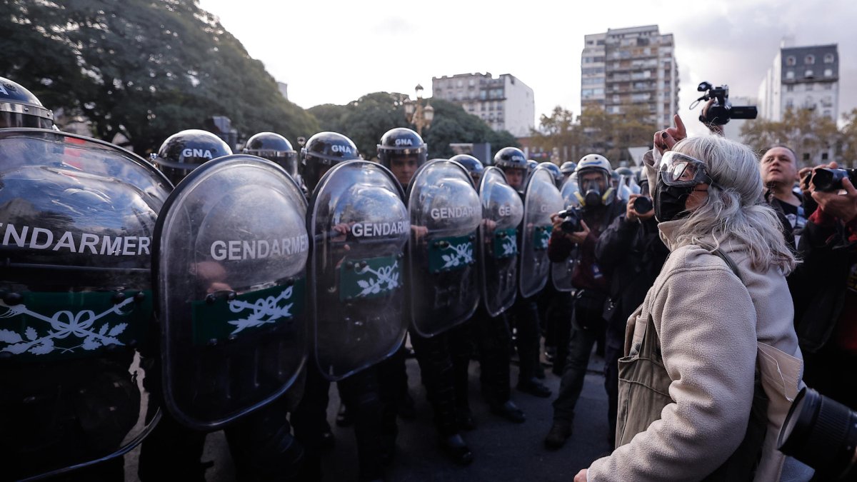 Una mujer participa en una marcha este miércoles 28 de mayo de 2025, frente al Congreso en Buenos Aires (Argentina).
