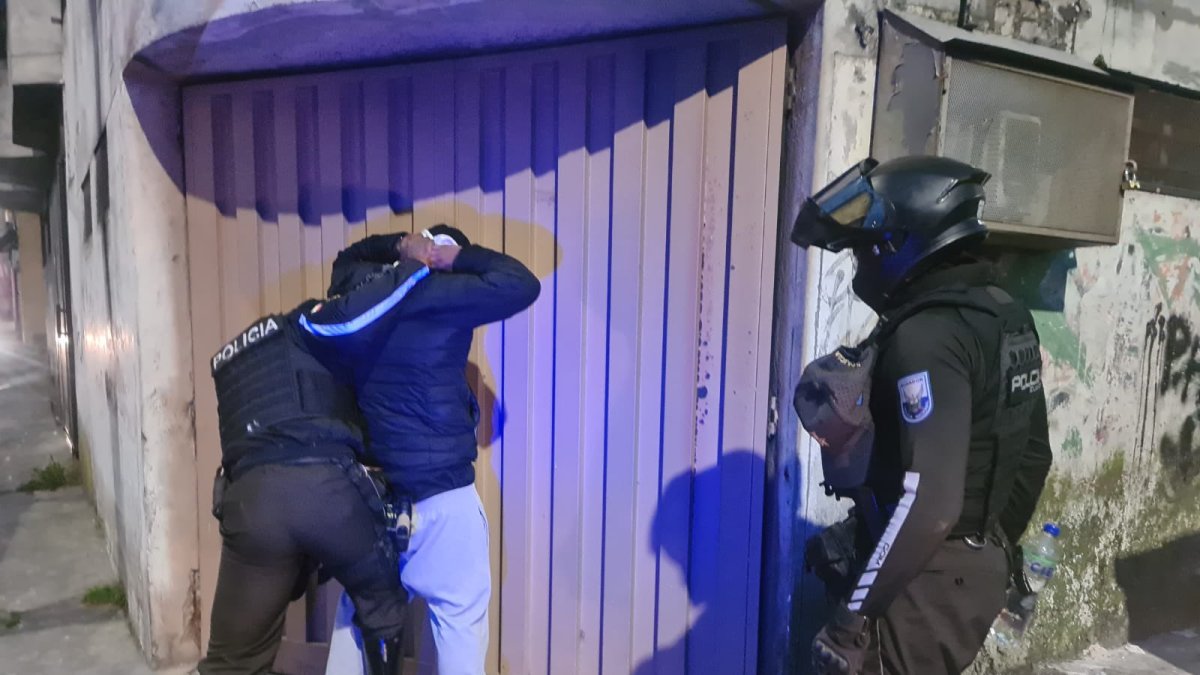 Las detenciones e incautación de los autos robados se dieron durante un operativo de la Policía en Tumbaco y Nayón, valles de Quito.